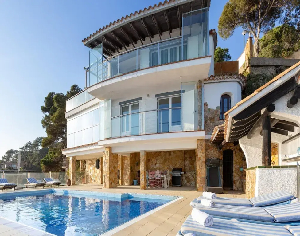 Villa in Cala Canyelles With Sea Views & Pool