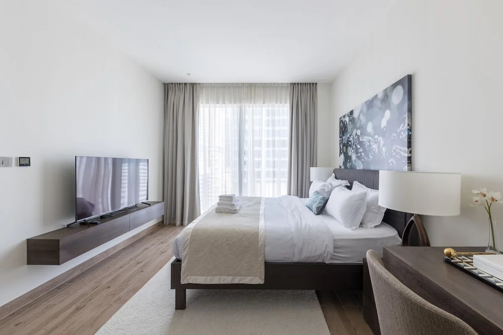 Sunny 2BR at Jumeirah Living Marina Gate