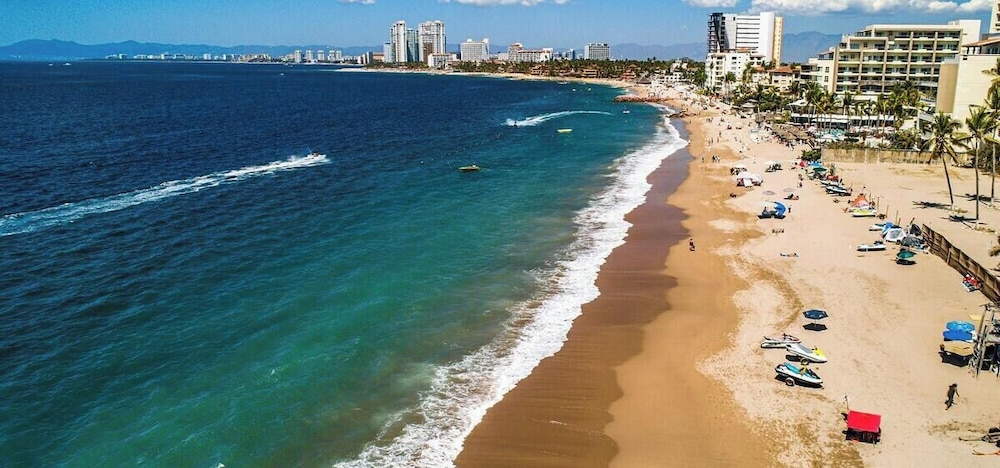 Luxury Oceanfront 3 BR Condo - Pools