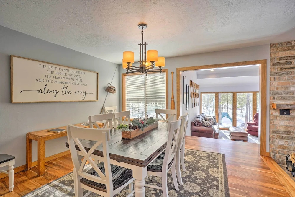 Hot Tub + Deck: Large Sunriver Home Near Skiing