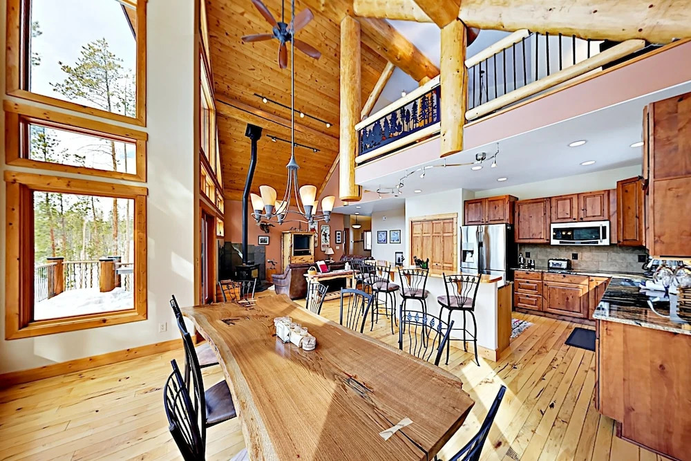 The Treehouse: 2 Living Areas & Private Hot Tub 4 Bedroom Home