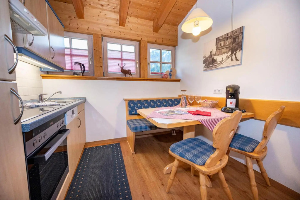 Gemütliche Ferienwohnung Bergwiese, 2-Raum, separates Schlafzimmer, schönen Balkon oder Terrasse, Komfort Ausstattung, ruhige Lage, kostenfrei WLAN, Sauna im Landhaus, Brötchenservice, Parkplatz kostenfrei, Hunde auf Anfrage, Tankstelle für E-Autos