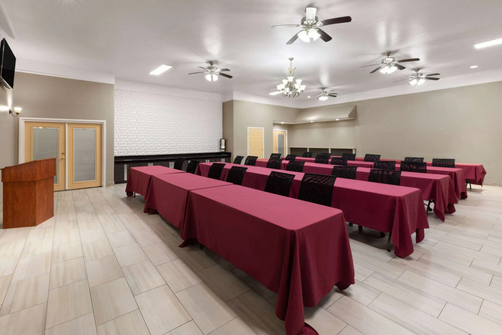 La Quinta by Wyndham Deer Park