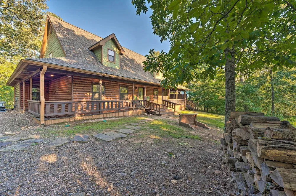 Broken Bow Retreat on 2 Acres w/ Hot Tub & Deck!