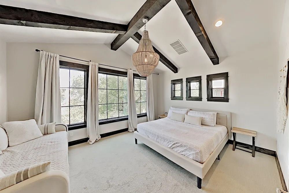 Luxury W/ Private Hot Tub & Outdoor Kitchen 3 Bedroom Home