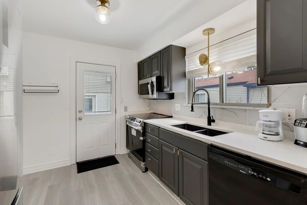 Beautiful Romantic 2 Bedroom House in the City Close to Restaurants and Bars 2 Home by Redawning