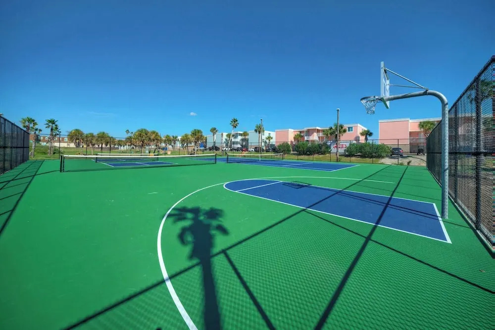 Sleeps 26 3 Island Retreat Condos w/ Beach Access, 2 Pools, Pickleball, Views