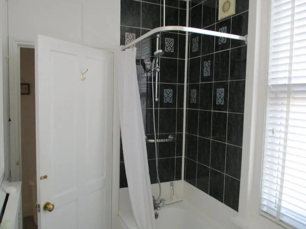 3 Bed Flat - Sleeps 5 - Garden - Parking - Wifi