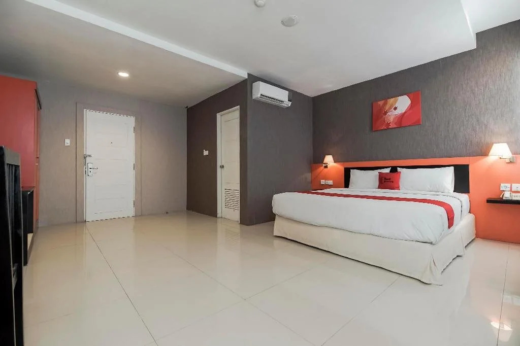 RedDoorz Premium near Pantai Losari 2