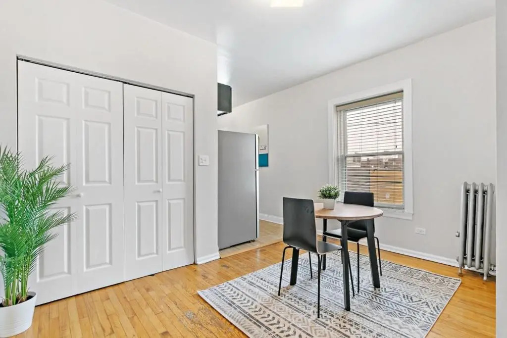 King Bed, Full Kitchen, Rogers Park 5mins Loyola