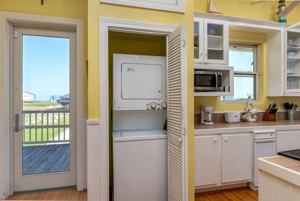 Ricky Mos' Island Oasis - 2628 Bridgeview 4 Bedroom Home by Redawning