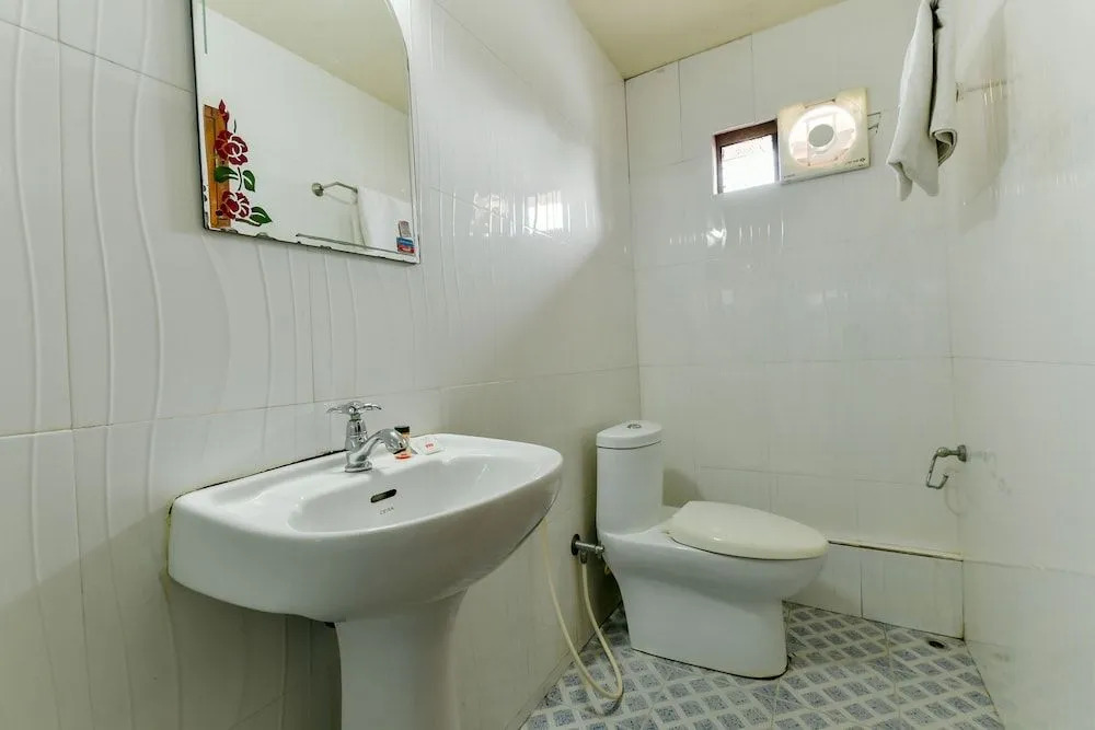 OYO 23047 Rkv Golden Petal Houseboat 3 Bhk