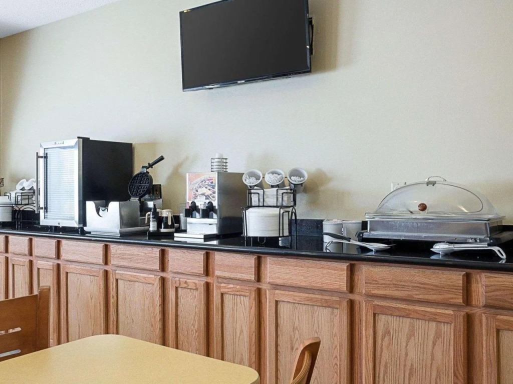 Econo Lodge Fargo - West Acres