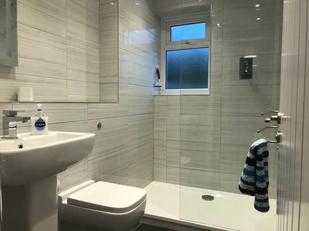 Beautiful Refurbished Home - Short Walk to the Beach