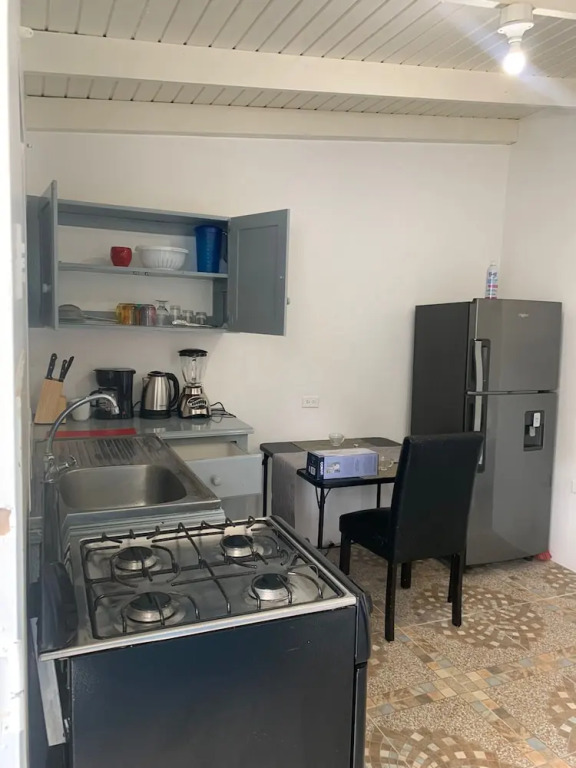 1 Bed Studio Apt - Parking, Wifi, Mountain Views