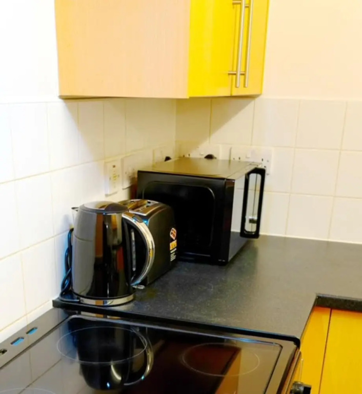 East London 1-bed Apt, Sleeps 2, With Parking