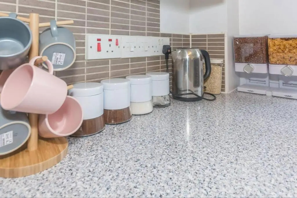 BrumStay UK - 4 Bed House with Garden, Parking and Fibre Broadband with speed upto 250mbps