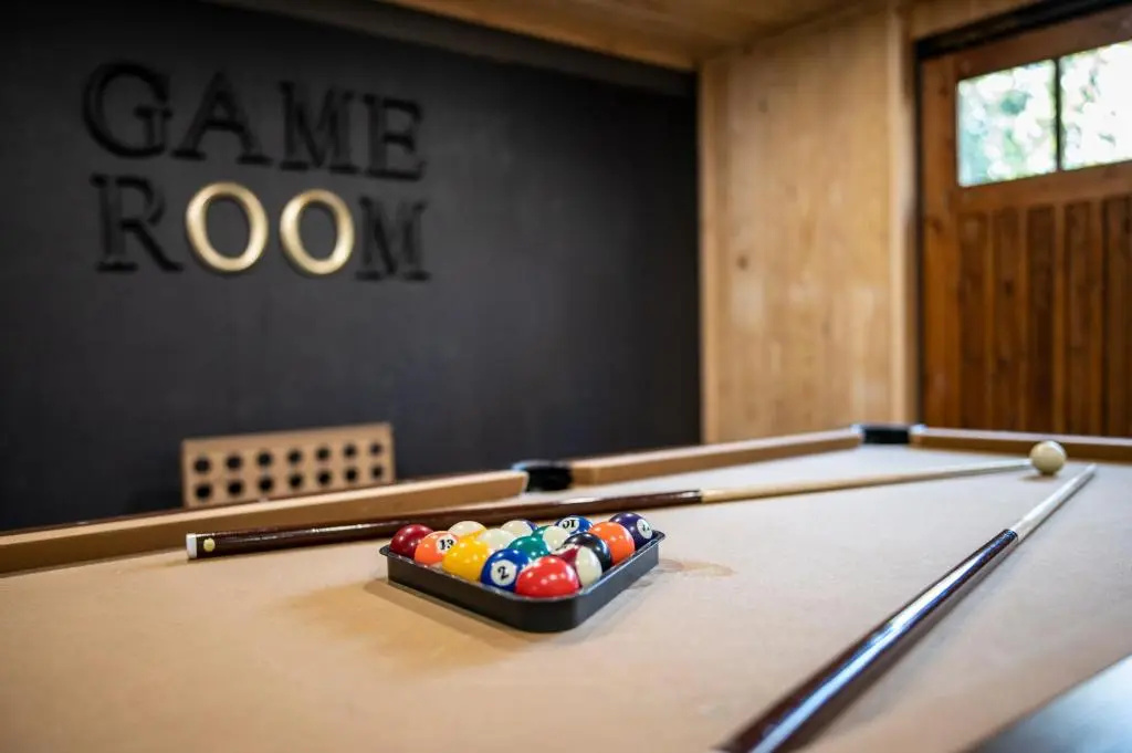 Smoky Bear BnB! Theater, Game Room, Hot Tub, Bar, 5Br 5Ba