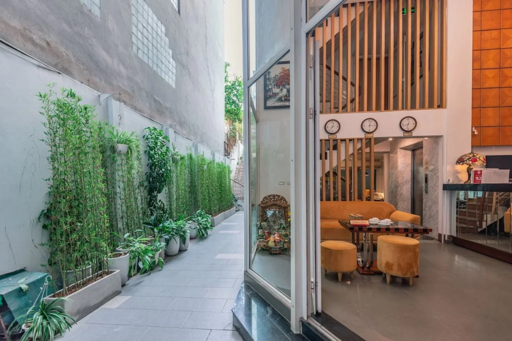 Golden Sunshine Villa Hotel and Travel