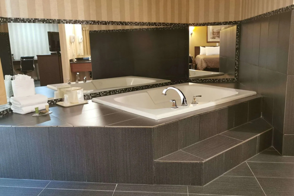 Rodeway Inn & Suites