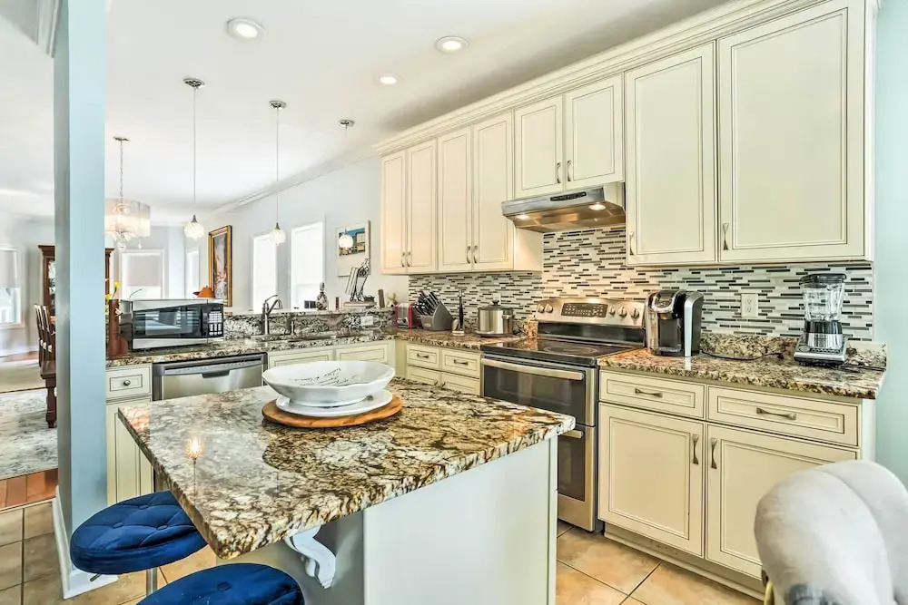 Stately Norfolk Home w/ Fenced Yard: Walk to Beach