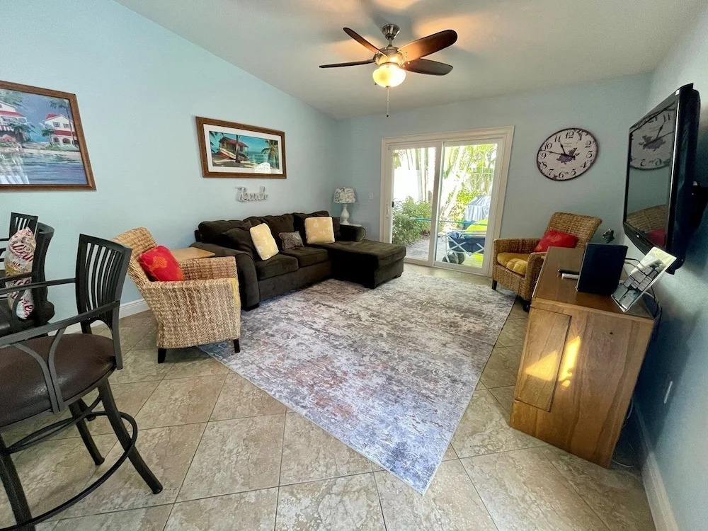 Coconut Breeze 2 Bedrooms 2 Bathrooms Cabin