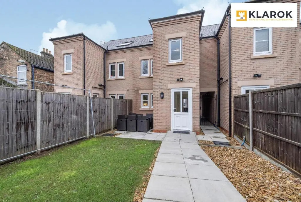 LARGE 4bed with BT Sports inc FREE parking by Klarok Accommodation Ltd