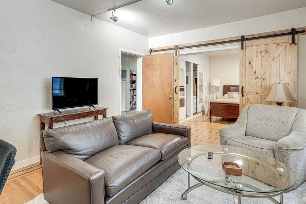Walkable Dtwn Oakland Apt w/ Shared Rooftop!