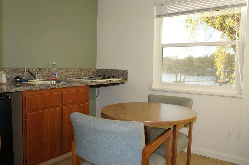 Lake Marina Inn