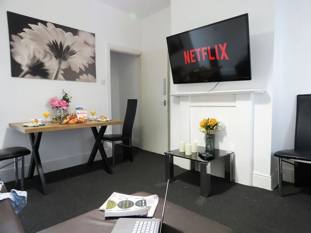 Tudors eSuites Coventry Townhouse Private Garden Free Parking