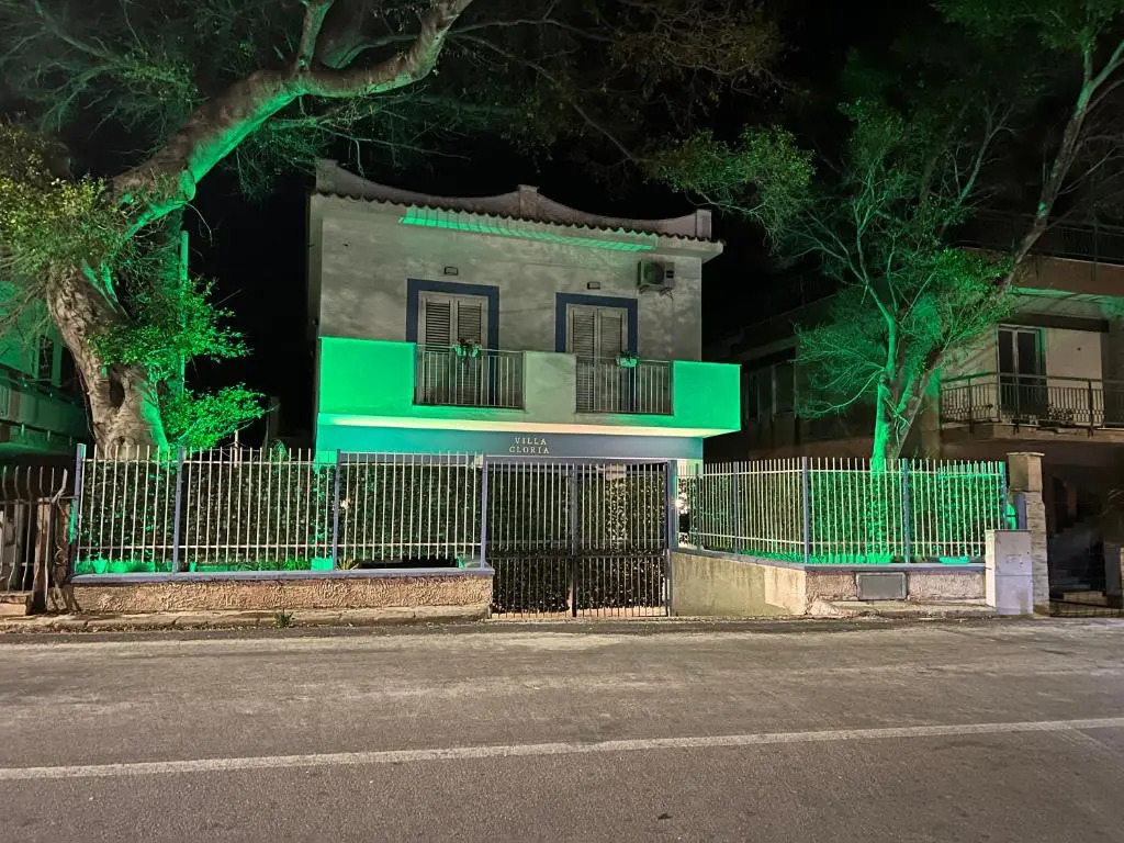 Villa GLORIA intero alloggio sulla spiaggia 8 posti letto 15 minuti da Palermo e 30 da Cefalu