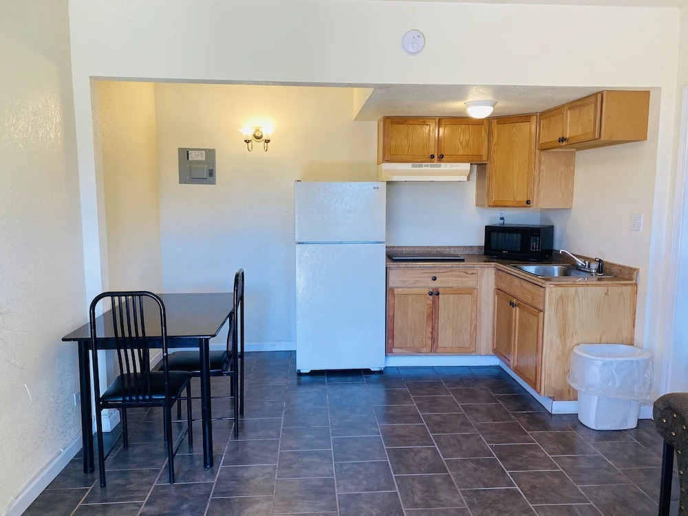 Travelers Place Inn & Suites