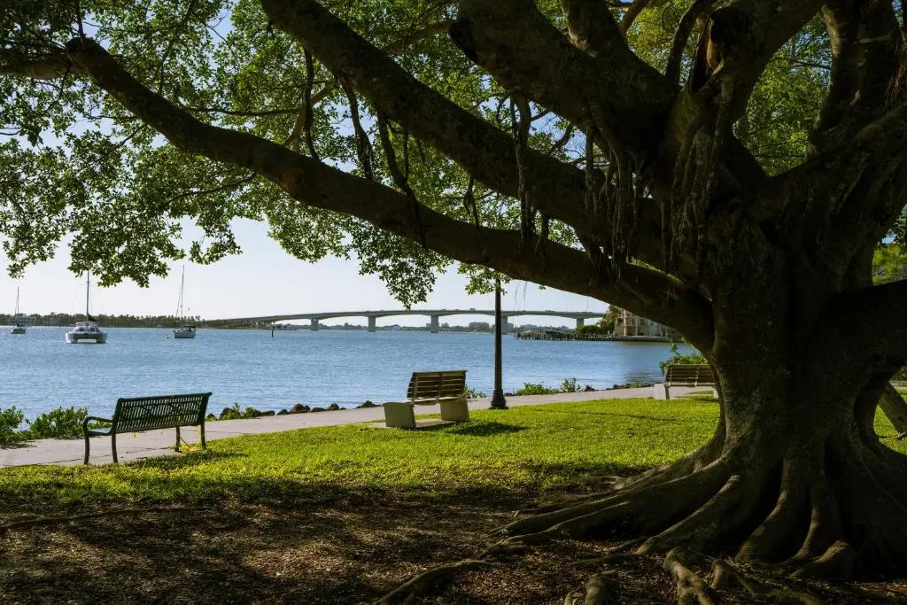 Siesta Get Away - A Beautiful NEW Tropical Escape 1 Block From The Water