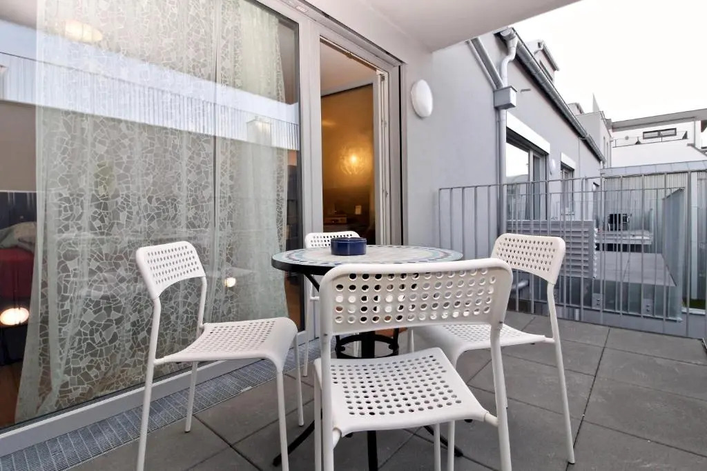 Balcony/Pool/Free Parking Garage Studio