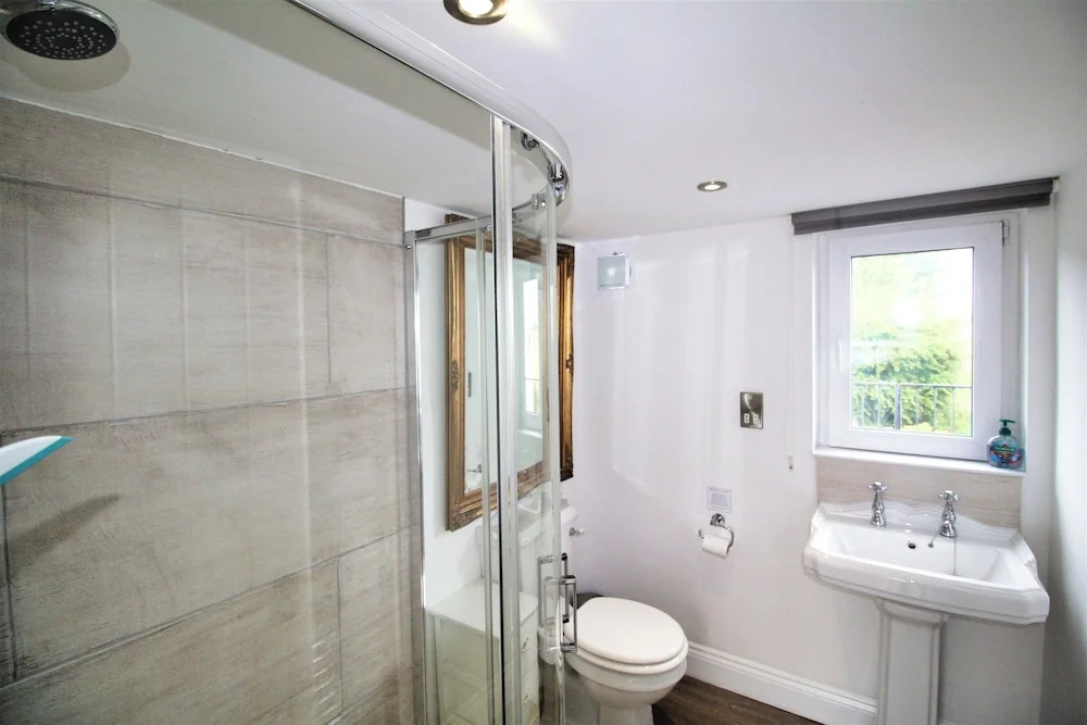 3 Bedrooms - 2 Bath Rooms - Dog Friendly - Parking