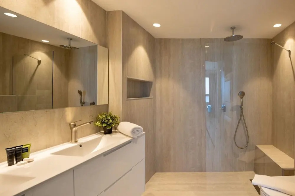 Luxurious Apt W Panoramic Sea View - 75m