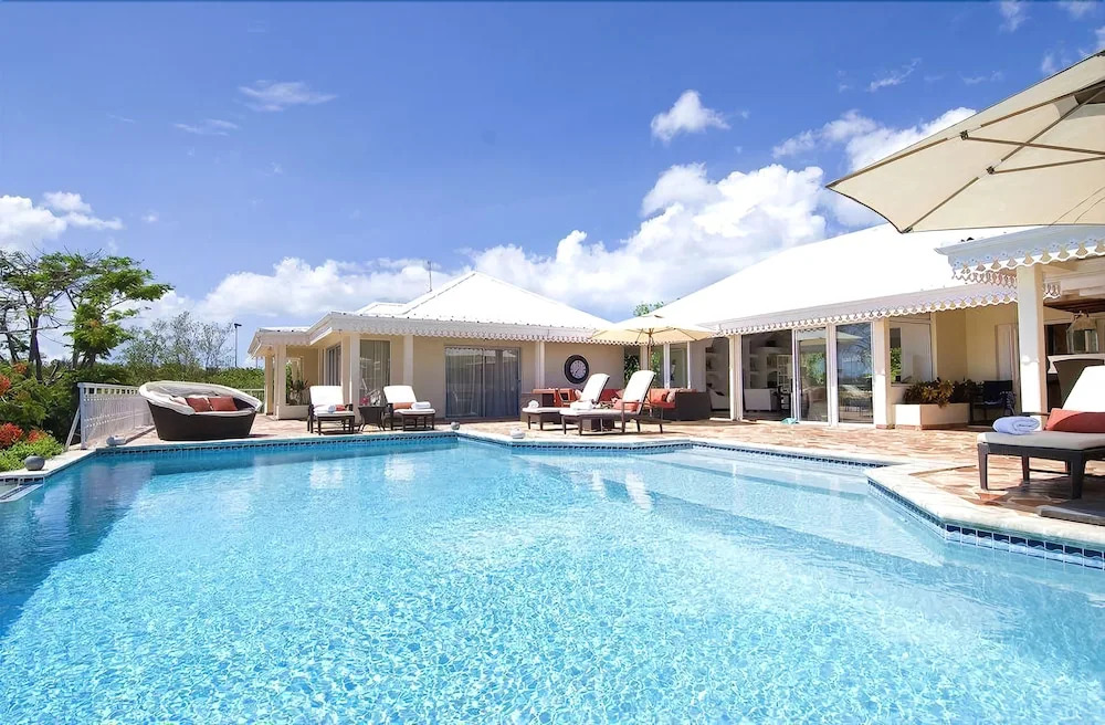 Charming Tropical Villa, Walk to the Beach! AC, Pool, Free Wifi, Concierge, Ideal for Families