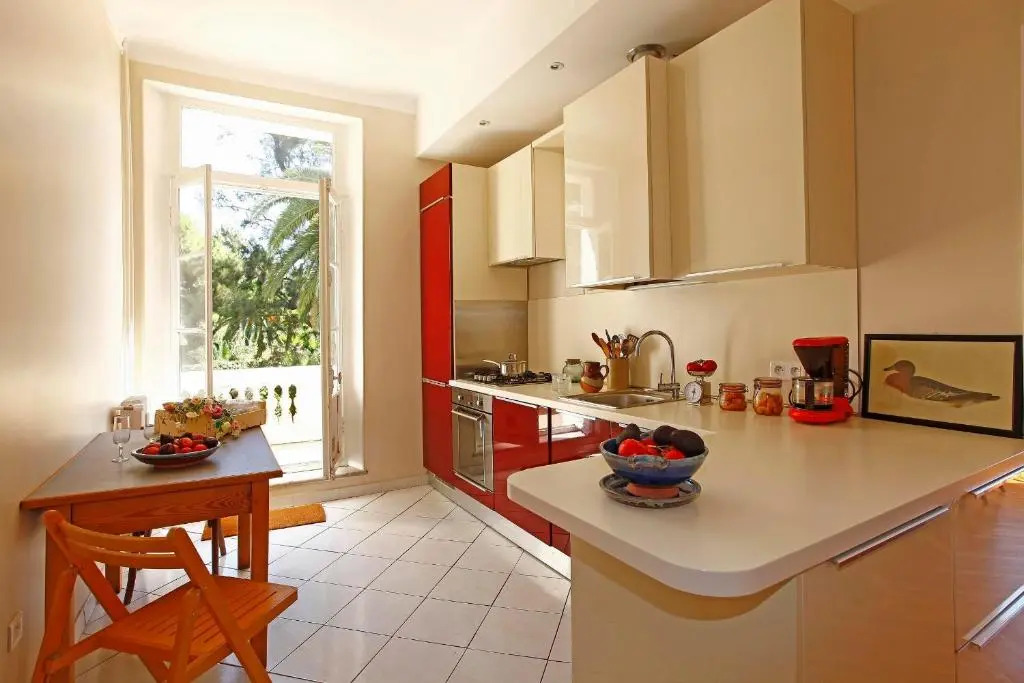 PALMERAIE - Magnifique appartement dépoque avec Vue Mer 4 personnes avec terrasse Le Port Nice