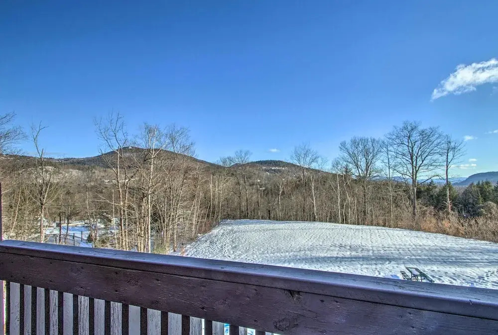 Ski Condo w/ Pool, Close to Story Land & Attitash!
