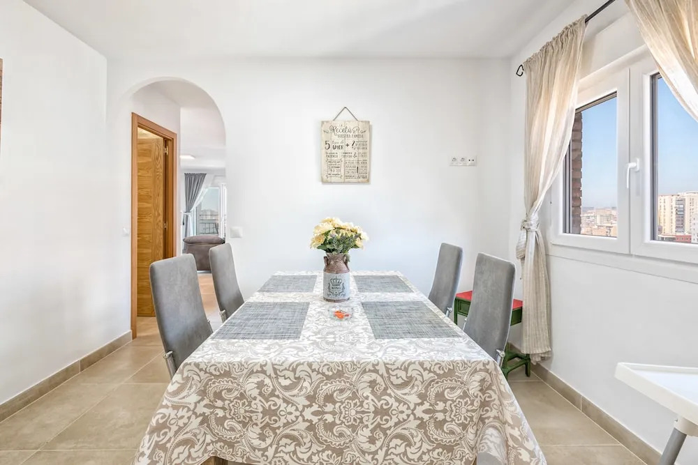 Malaga Station Apartment - Modern Apartment in Málaga Capital, 10 Mins Walk to Beach, Wifi
