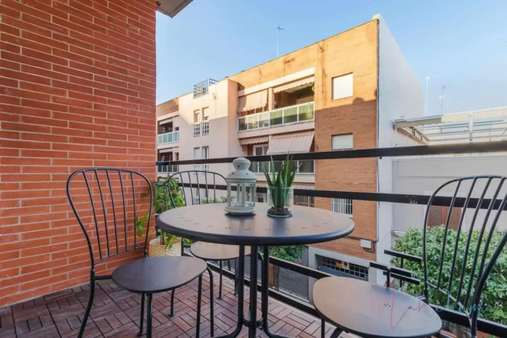 Apartamento 2 en Estadio del Sevilla, 3 habitaciones,4 camas y metro