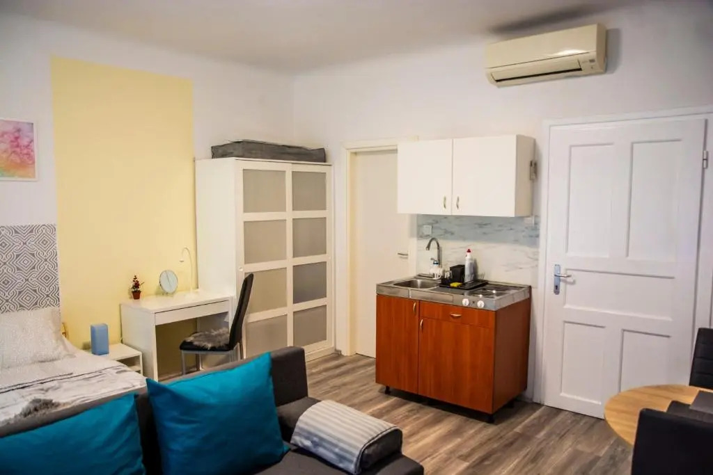 Apartment & room Eni