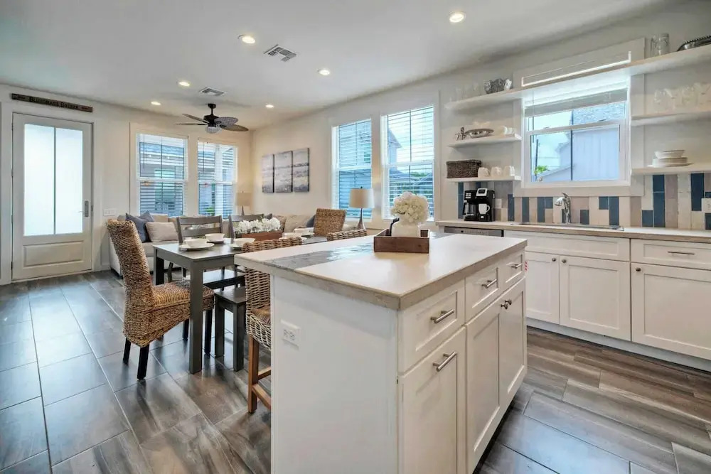 2 Homes in Old Town by Avantstay Sleeps 19, Pool, Newly Built Walk to Eats, Music, & More