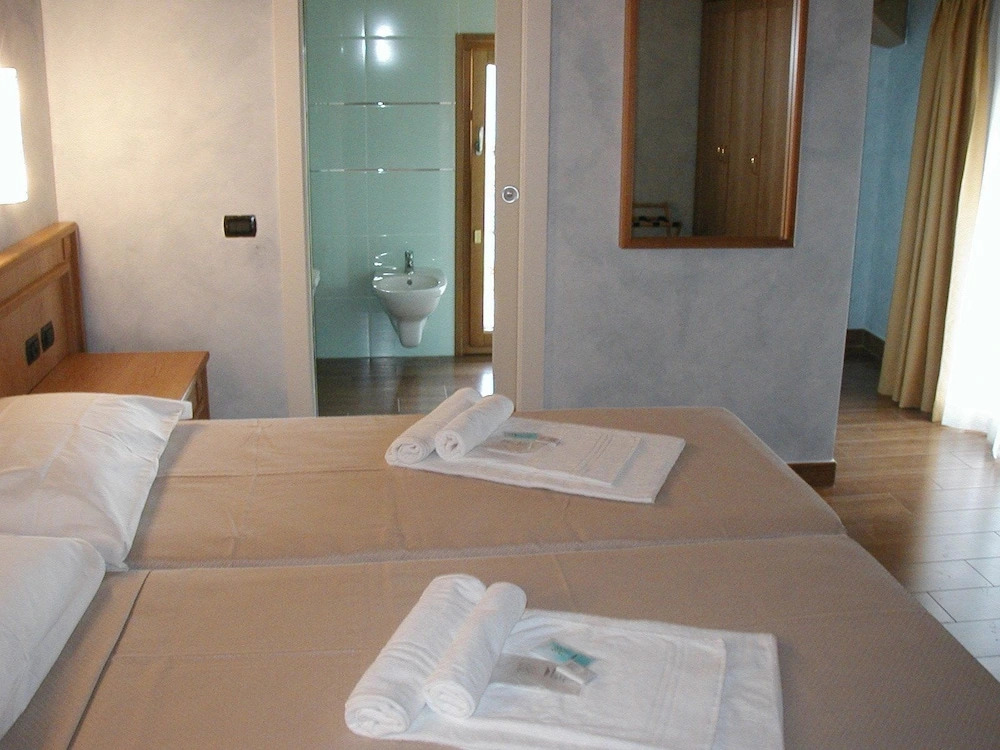 Azzano Holidays B&B