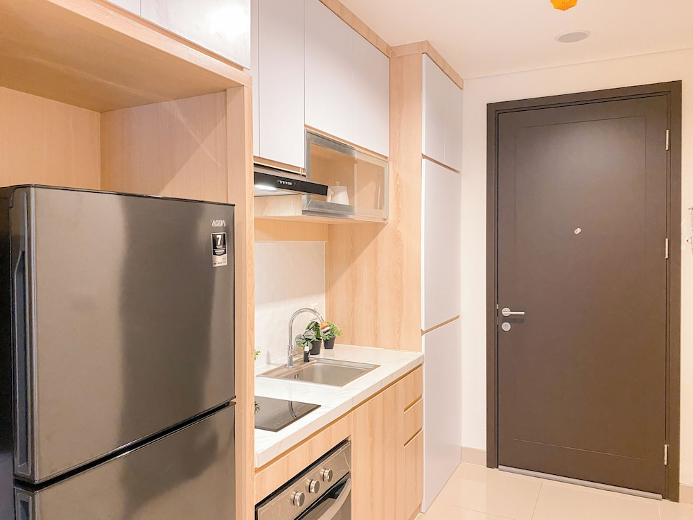 Cozy And Neat Studio At Cleon Park Apartment