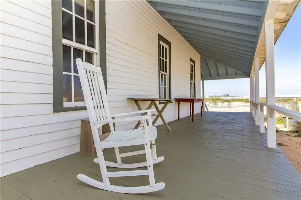 The Historic Lodge, 5 Bedrooms, Sleeps 10, Ocean Front, WiFi