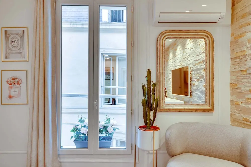 Historical Apartment in the Heart of Paris - 2