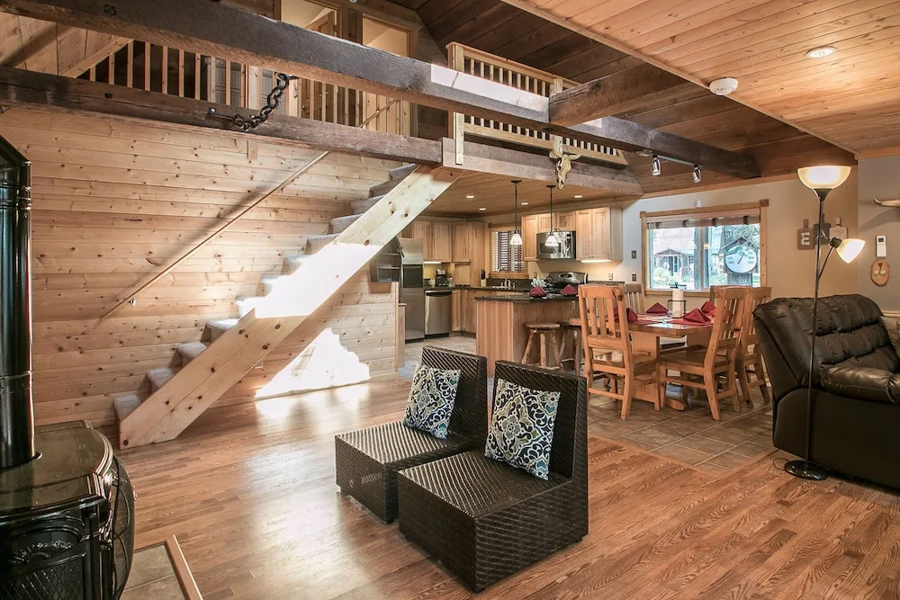 Log Hauler Haus Apartment 3 NW Comfy Cabins