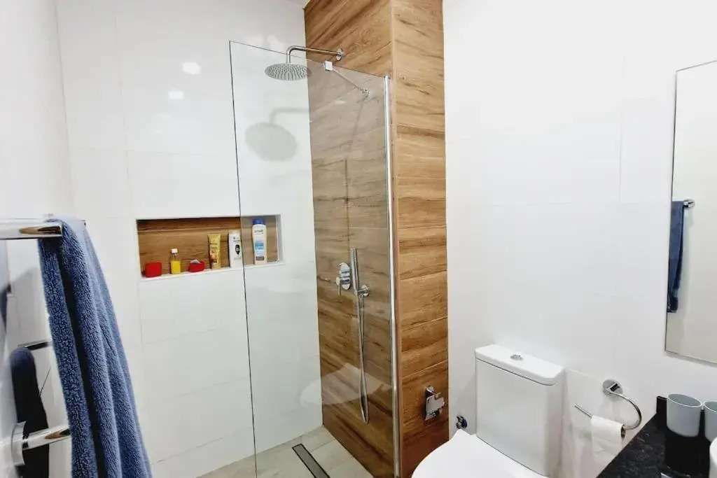Apartamento encantador com piscina e vista mar