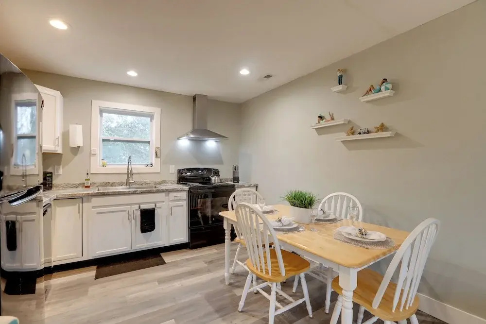 Kitty Hawk Apartment w/ Hot Tub - 1 Mi to Beach!
